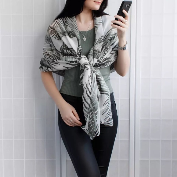 “1000 Endless Summer Nights” (CLOSING CLOSET SALE) - Picture 4 of 7